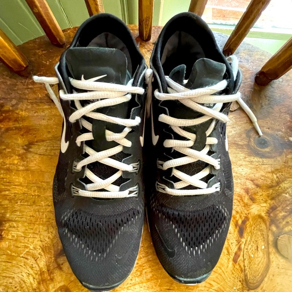 Nike “Free Run” black and white women’s size 8 running shoe. - Picture 2 of 11